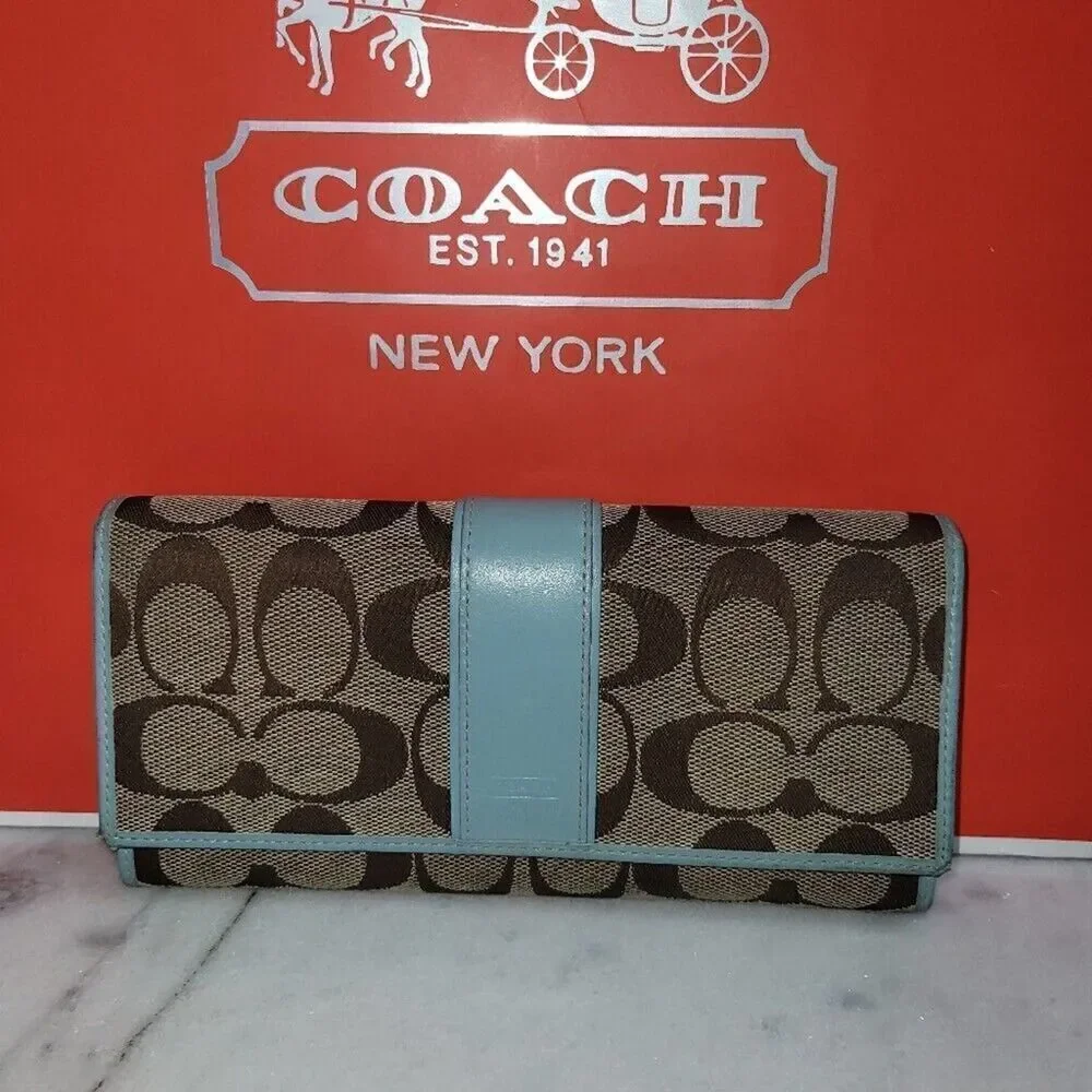 Coach Classic Logo Bifold Wallet. - Picture 1 of 11